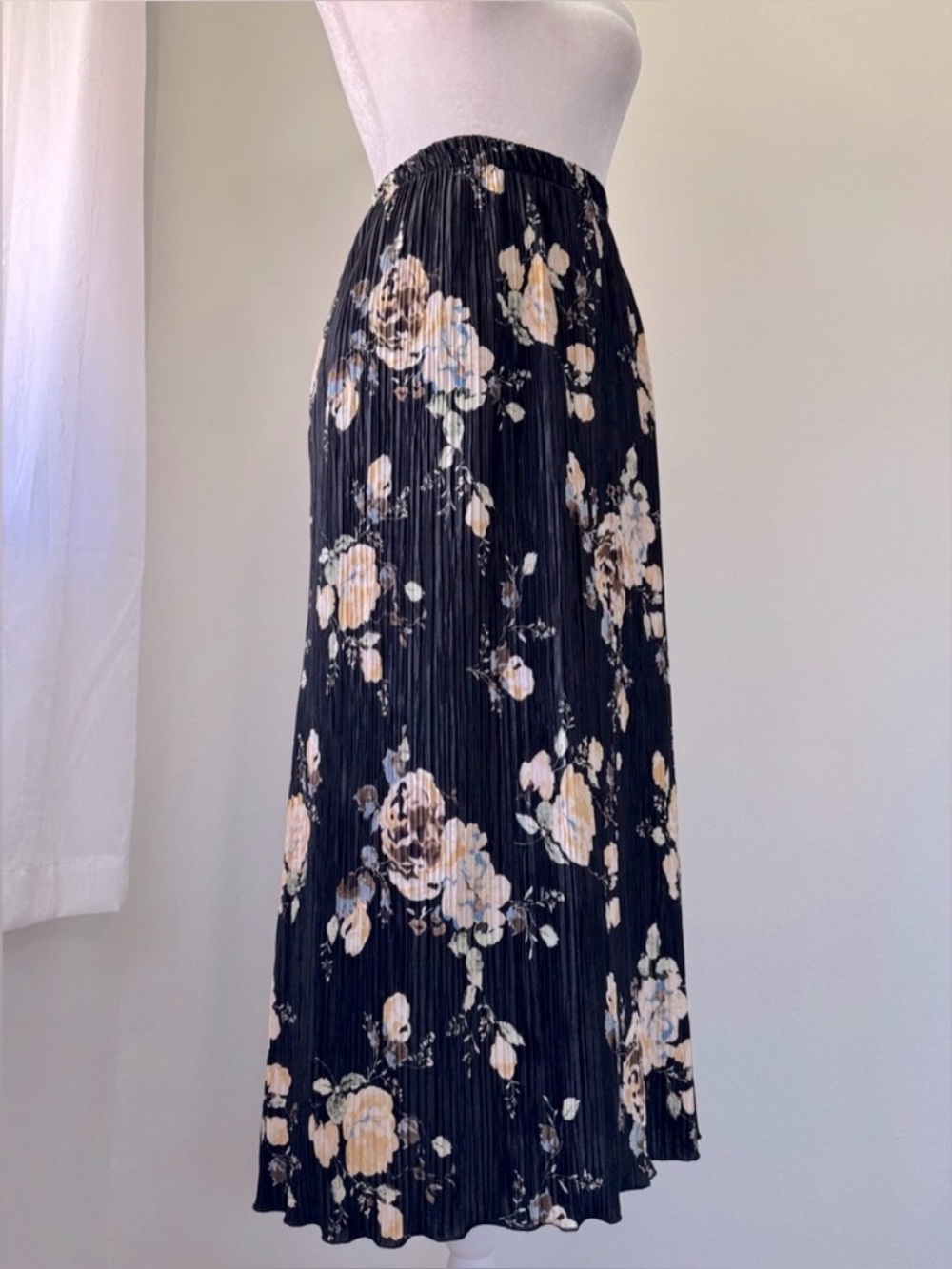 Everleigh Pleated Floral Midi Skirt